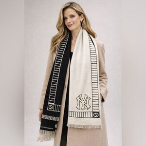 Gucci x New York Yankees collaboration wool scarf.